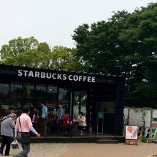 下り。仮設のスタバでも満員。