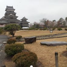 天守の前に広がる本丸御殿跡。