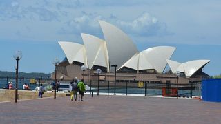 海と橋を見つめる白い建物