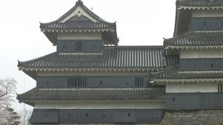 丸太材は四百年以上の歴史を誇る、松本城天守　乾小天守。