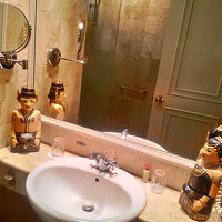 素敵なアメニティ入れが印象的なバスルーム（バスタブ無し）