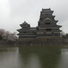 天守の左側が乾小天守です。