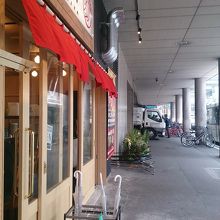 博多バスターミナルの側面にお店があります。