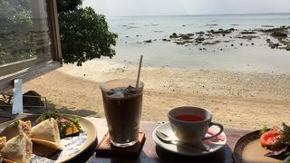 目の前に広がる綺麗な砂浜