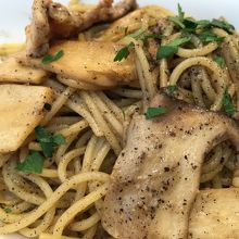 キノコと黒ごまのパスタ