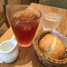 パンが付いてます。シャルドネのティーと。