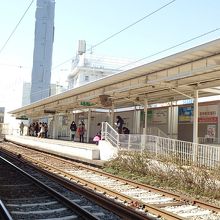 現在の駅の様子。駅の向こうには銭湯があるはず。