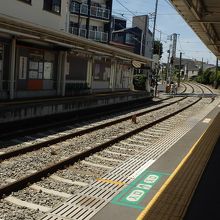 駅構内から松陰神社方面。ここはかなりの勾配になっている。