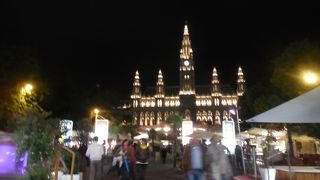 冬はスケート広場・夏は映画音楽祭