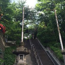 急な階段があります。