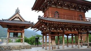 上山田温泉を見下ろす高台にあります