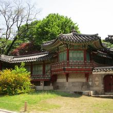 昌徳宮　七分序(左）三三窩（右）