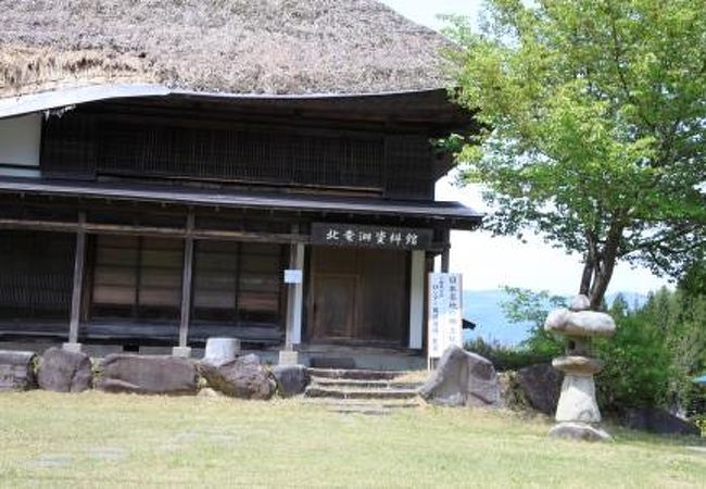 古い茅葺の民家