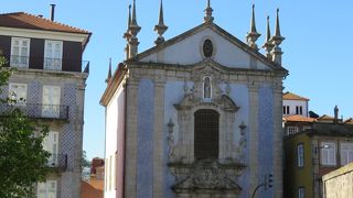 小さいが綺麗なファサード・・・