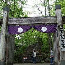 数棟の茅葺き屋根の古民家が建っています