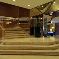 一階ロビー中央には綺麗な階段があります