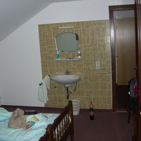 ダブルルーム。狭いので洗面台は部屋の中