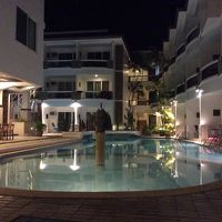 夜の中庭のプール