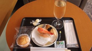 サテライトのラウンジは軽食のみ。食事目的の方は本館へ行きましょう。