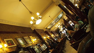 古～い～古～い～歴史のある.......ただの喫茶店.......なり........。