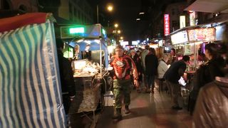 飲食店中心のこじんまりとした夜市です