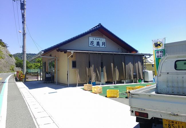 蒲刈島の海沿いにある食堂です