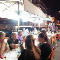 周りは賑やかなリストランテ