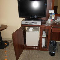 テレビの下に冷蔵庫が　　部屋にセーフティーボックスは無し