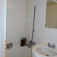 お風呂は浴槽あり。水圧は強し。シャワーカーテン有り。