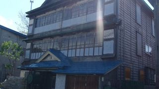 往時の繁栄を物語る立派な旅館建造物です