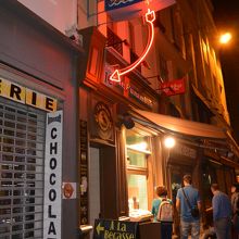 大通りに面した所に看板はありますが、お店はこの奥へ