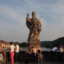 欄干にある聖キリアンの像