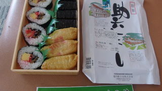 空港にて、「空弁」シールを貼って駅弁が販売されていました