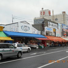 北海道の魚介類を売っている店がいっぱいです。