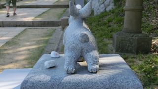 参道に並んだ兎の石像がどれもかわいいです。