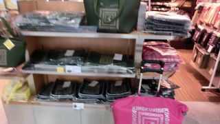 ピンクの買い物バッグは東京土産か