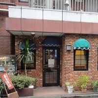 朝食付。すぐ近くの姉妹ホテル一階レストラン（？）で食べます