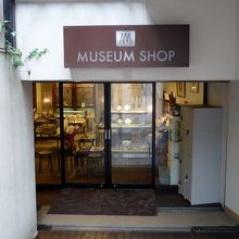 地下はアクセサリーショップ