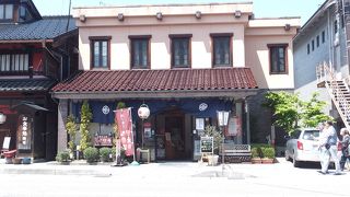 「城端曳山会館」と同じ並びにある、リーズナブルな洋菓子屋さんです