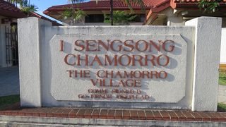 朝は閑散としてます