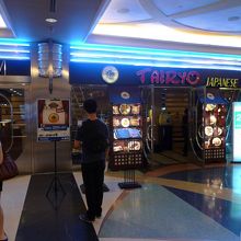 日本料理店もある