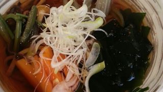 「開拓そば」は太めのそばに山菜がのっています