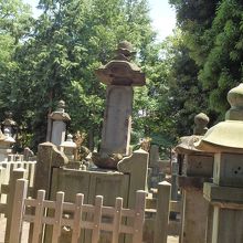 お墓。斜め前から