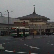 目の前にこんなに広いターミナルがあります