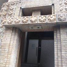 入り口の精緻なデザインはオフィスビルにしてはちょっと壮観