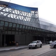 町中に突如現れるスタイリッシュな建物が目印