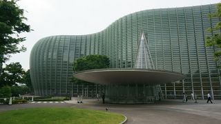 日本最大の延床面積を誇る企画型美術館