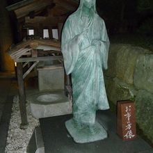 手水舎横の「お市の方」像