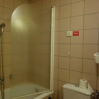 シンプルだけど清潔なバスルーム