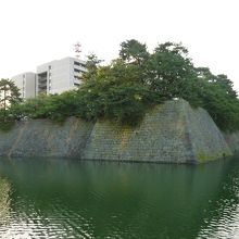 どかん！と城内には福井県庁舎が…